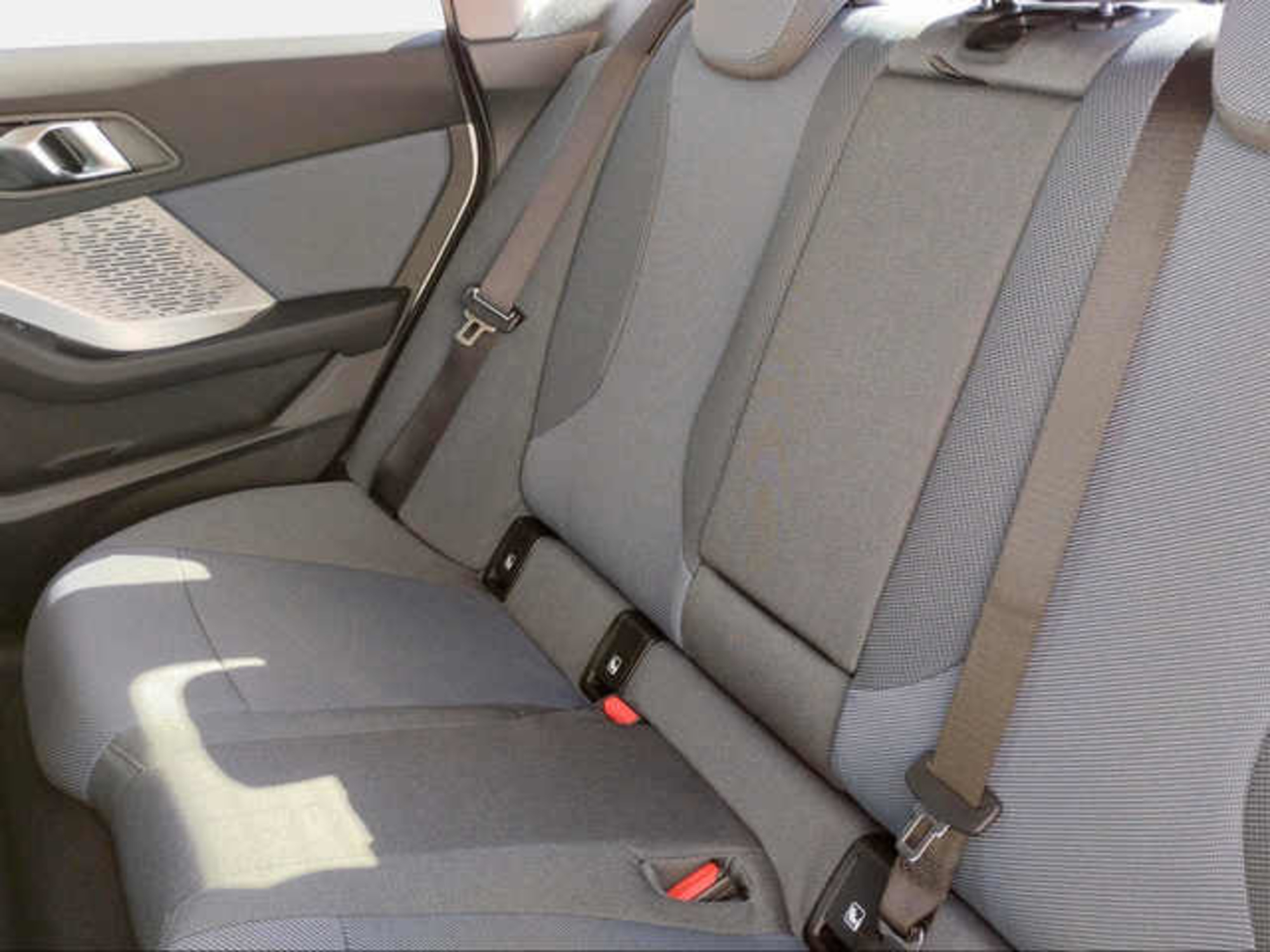 Renting BMW Serie 2 218d Gran Coupe 110 kW (150 CV) 8 4
