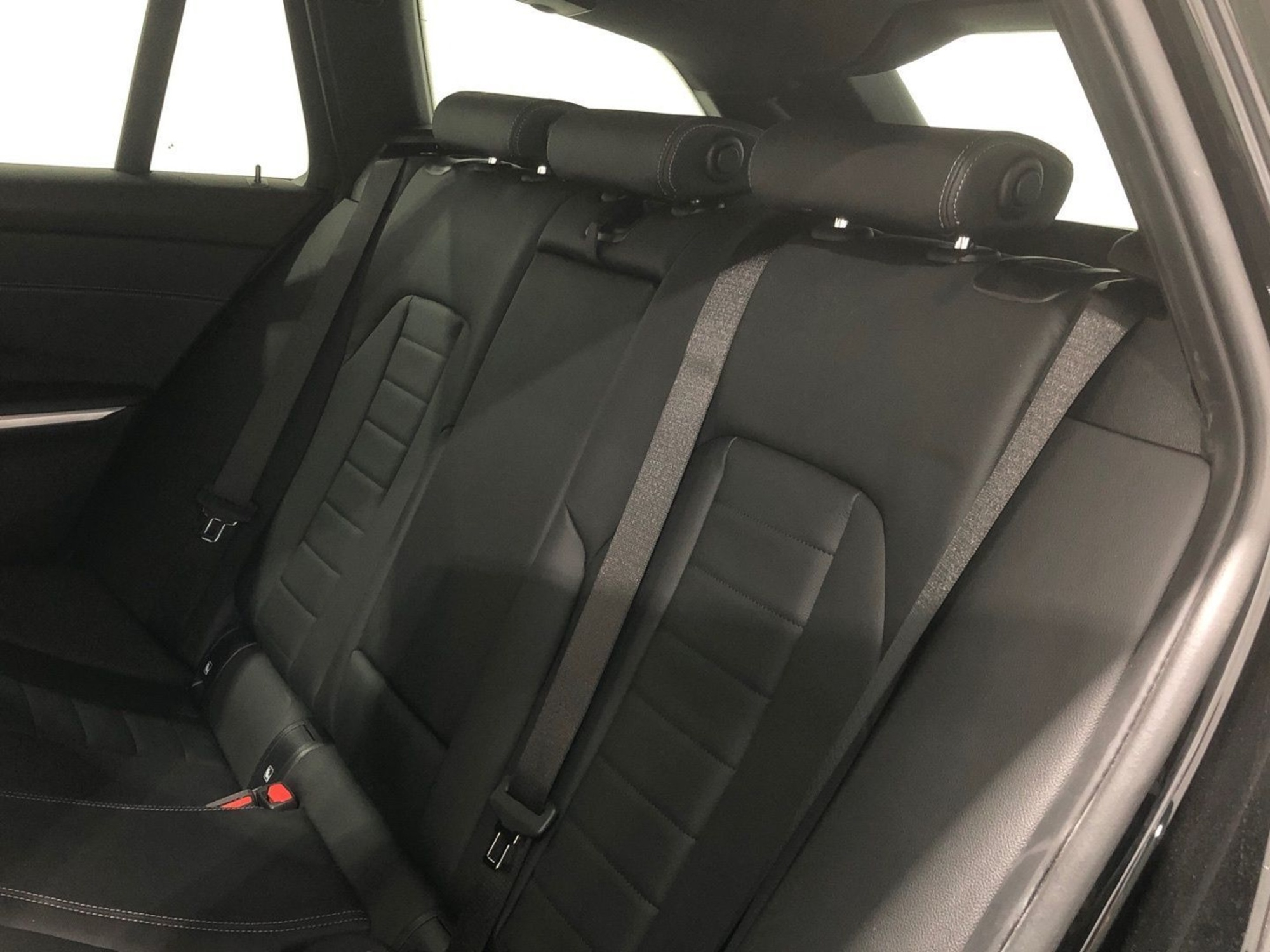 Renting BMW Serie 3 318d Touring 110 kW (150 CV) 5 6
