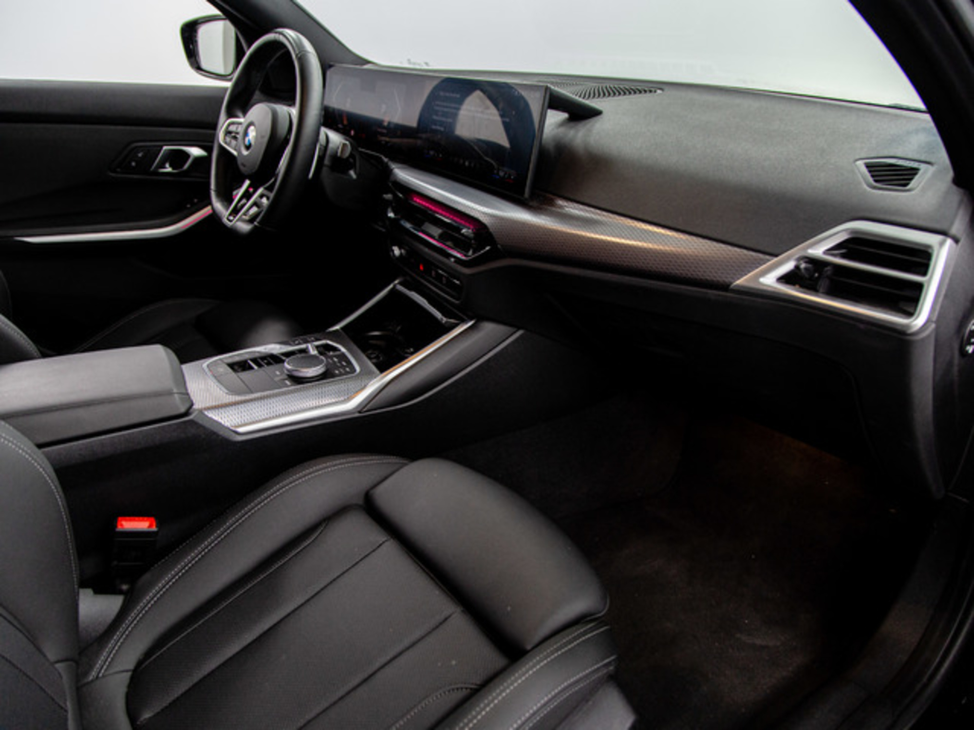 Renting BMW Serie 3 318d Touring 110 kW (150 CV) 6 3