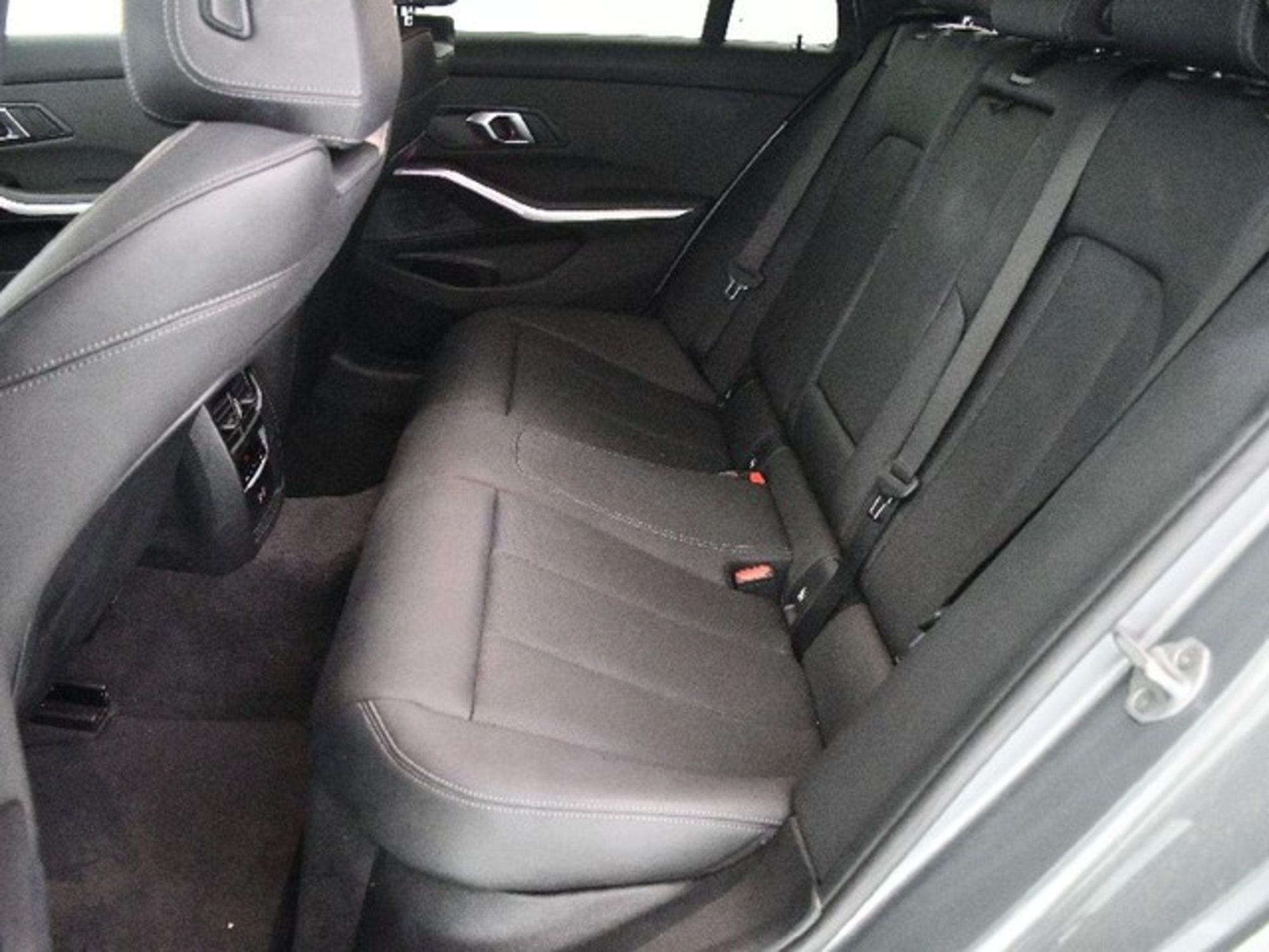 Renting BMW Serie 3 318d Touring 110 kW (150 CV) 6 2