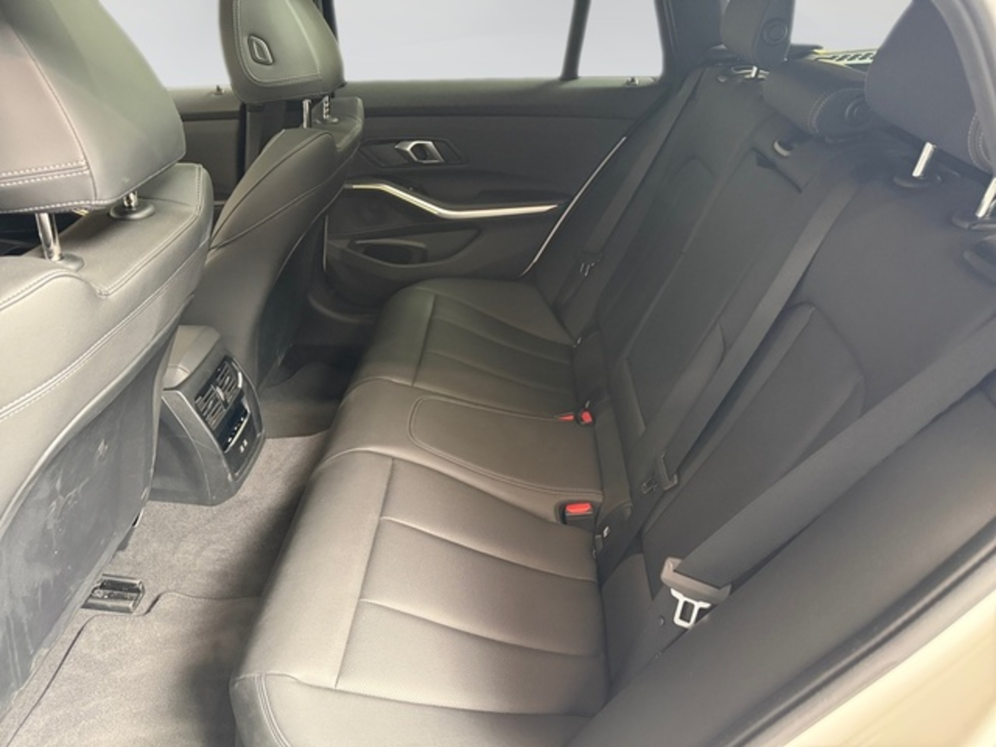 Renting BMW Serie 3 318d Touring 110 kW (150 CV) 6 3