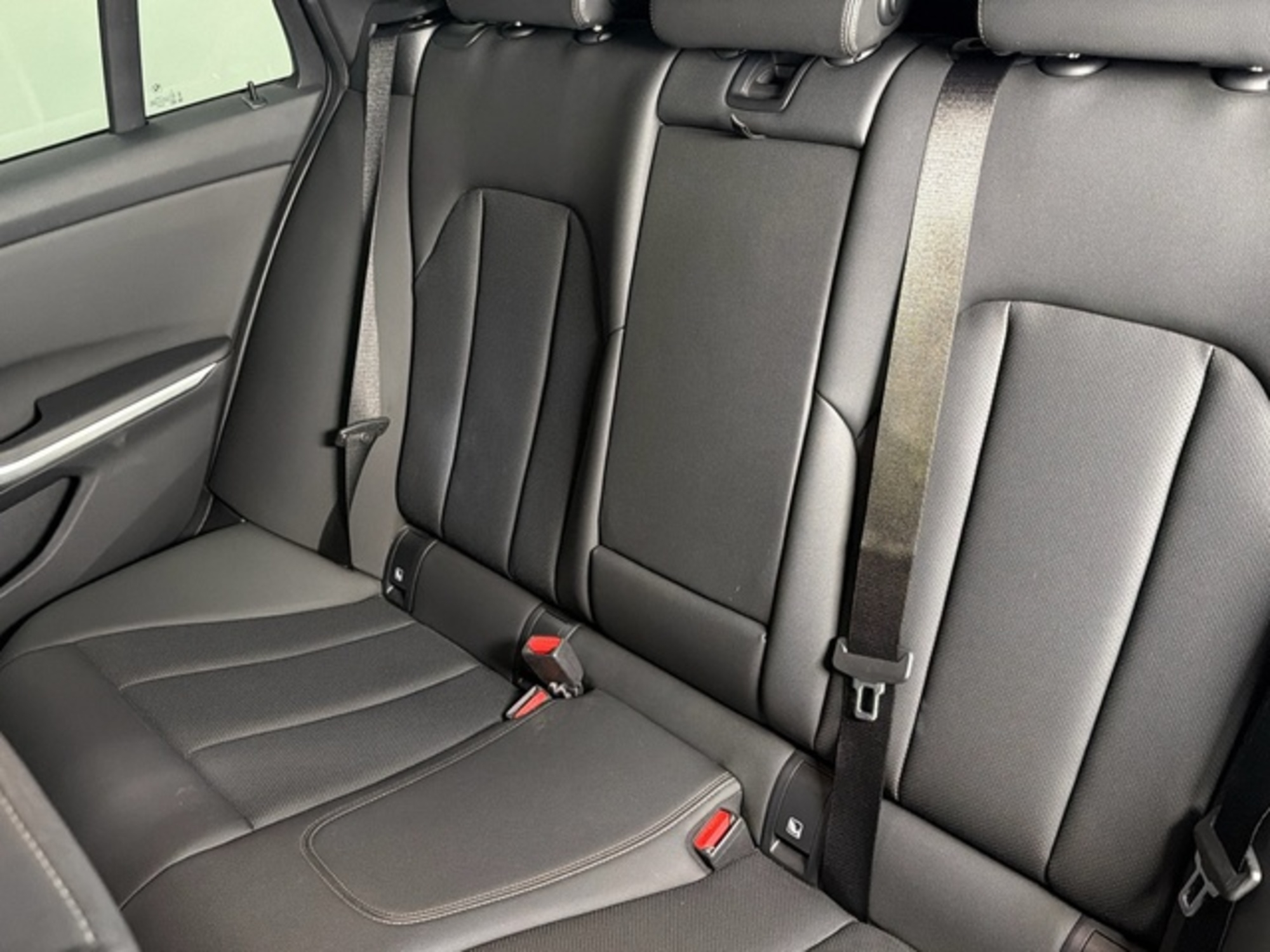 Renting BMW Serie 3 318d Touring 110 kW (150 CV) 6 4