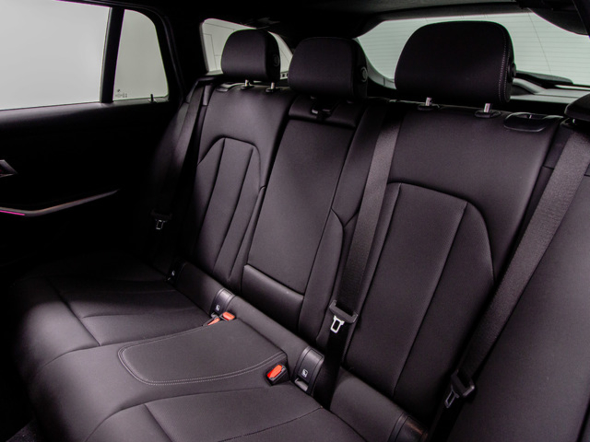 Renting BMW Serie 3 318d Touring 110 kW (150 CV) 6 5
