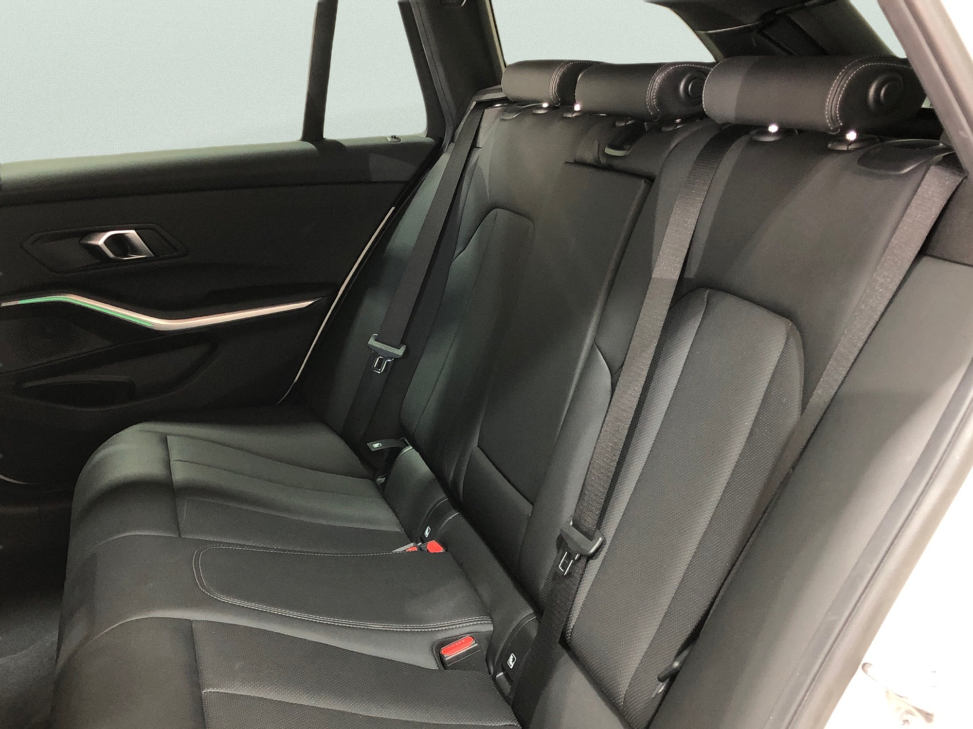 Renting BMW Serie 3 318d Touring 110 kW (150 CV) 8 2