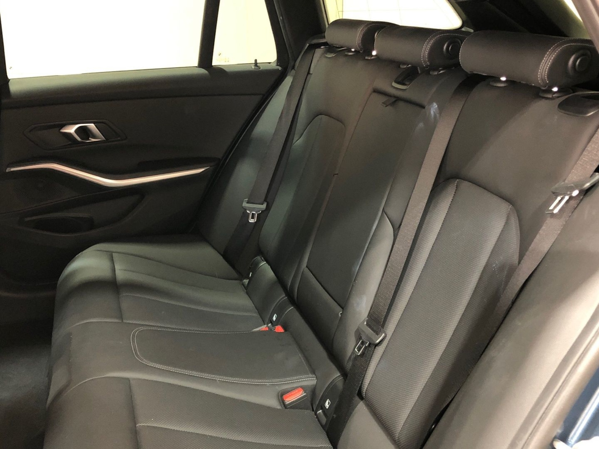 Renting BMW Serie 3 320d Touring 140 kW (190 CV) 1 5