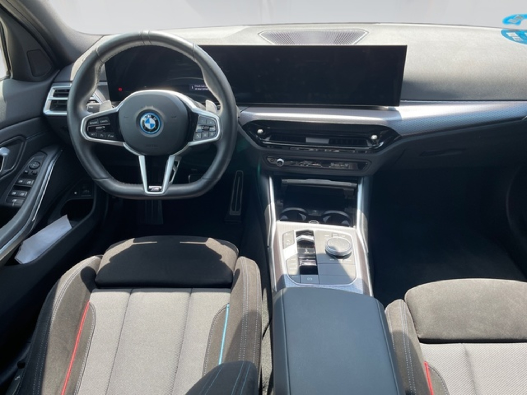 Renting BMW Serie 3 330e 215 kW (292 CV) 2 5