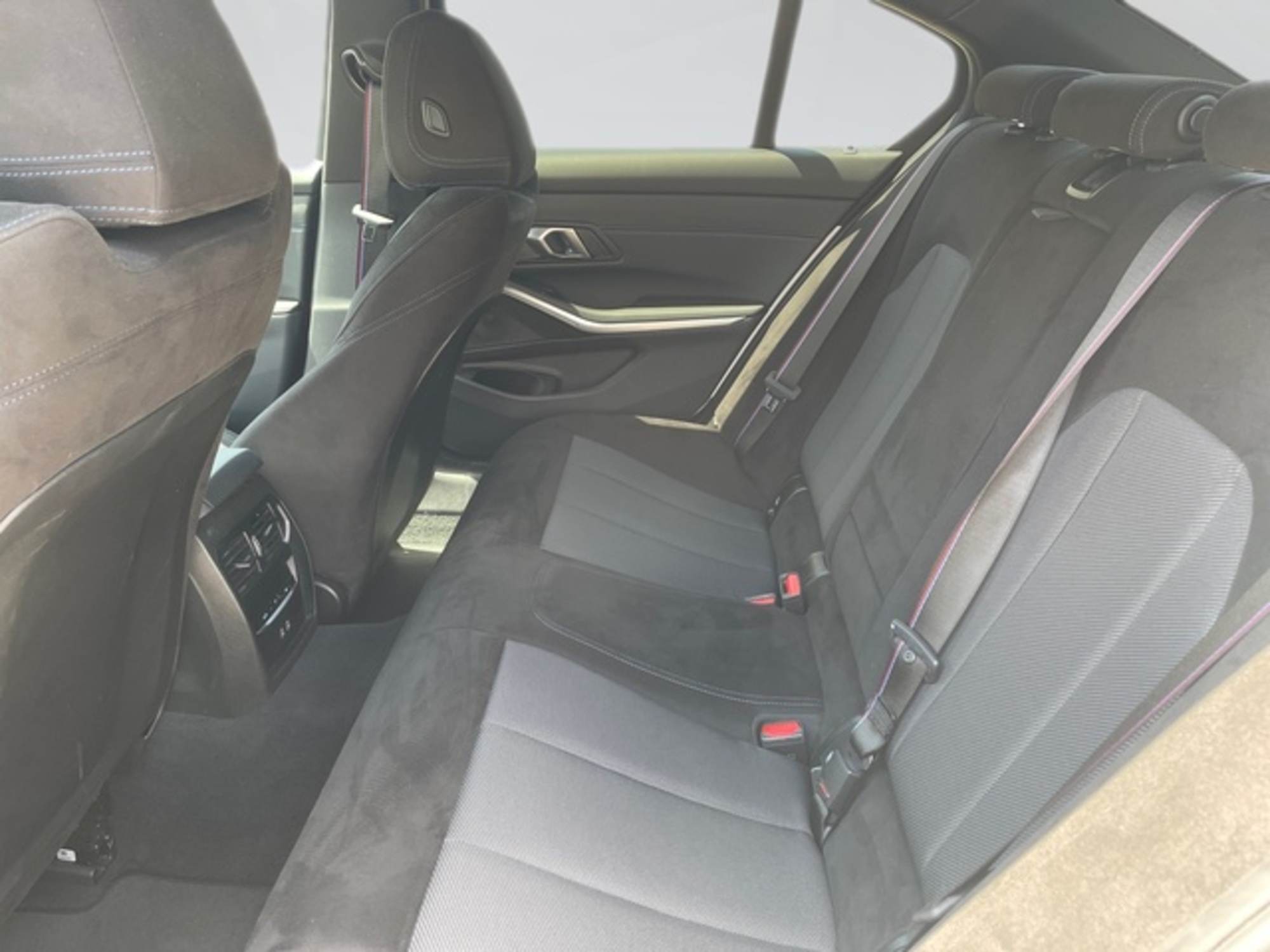Renting BMW Serie 3 330e 215 kW (292 CV) 2 5