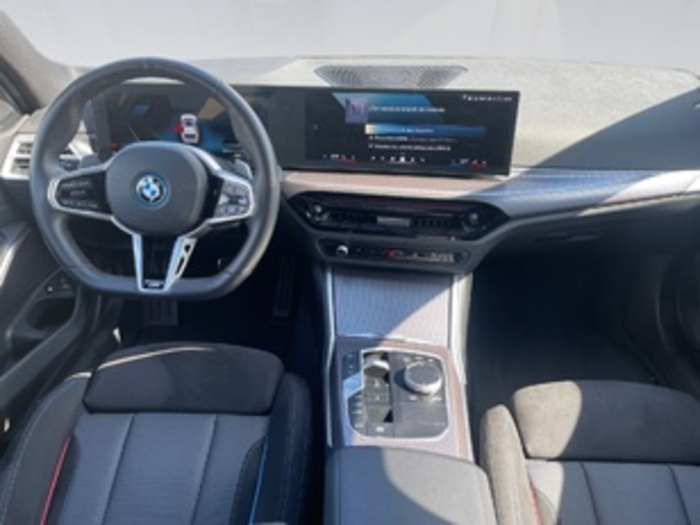 Renting BMW Serie 3 330e xDrive Touring 215 kW (292 CV) 2 5