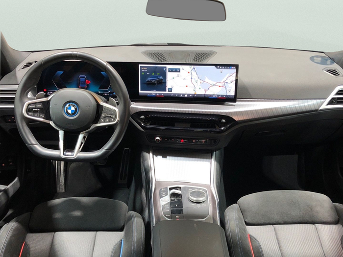 Renting BMW Serie 3 330e xDrive Touring 215 kW (292 CV) 2 9
