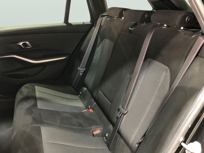 Renting BMW Serie 3 330e xDrive Touring 215 kW (292 CV) 2 9
