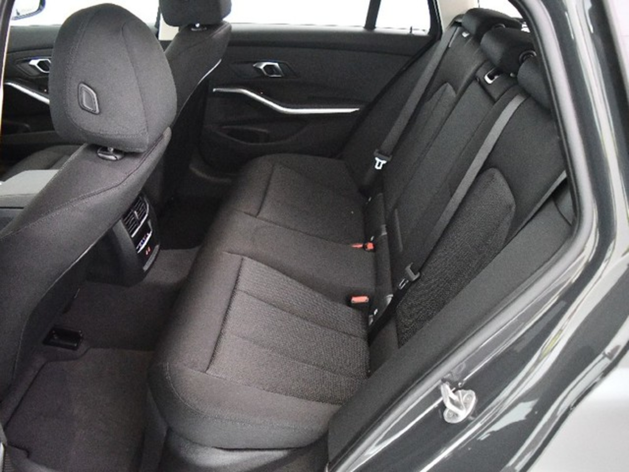 Renting BMW Serie 3 330e xDrive Touring 215 kW (292 CV) 2 10