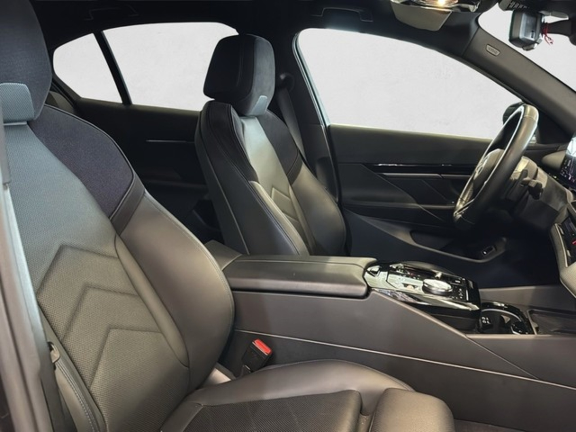Renting BMW Serie 5 520d xDrive 145 kW (197 CV) 2