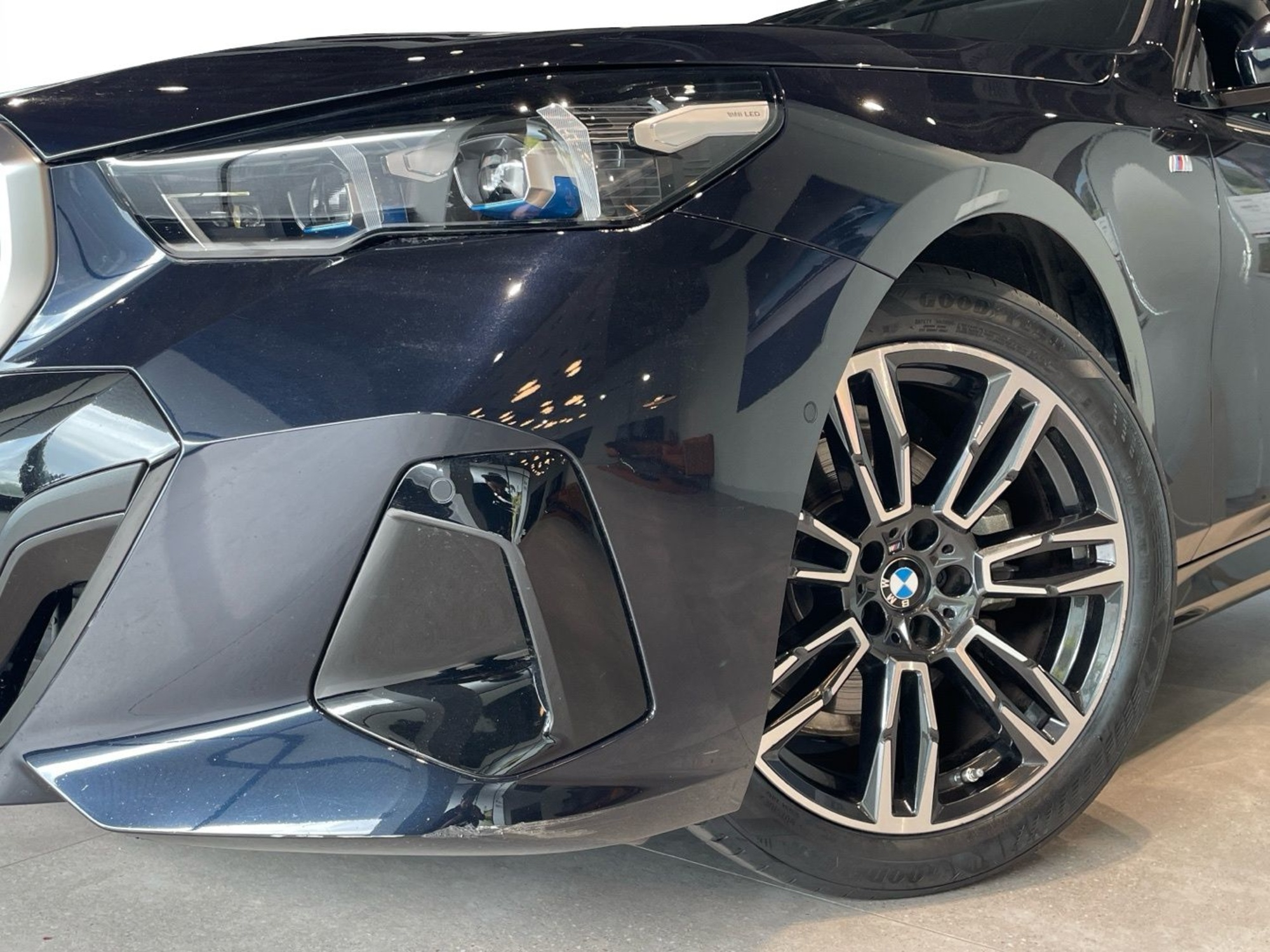 Renting BMW Serie 5 520d xDrive 145 kW (197 CV) 5