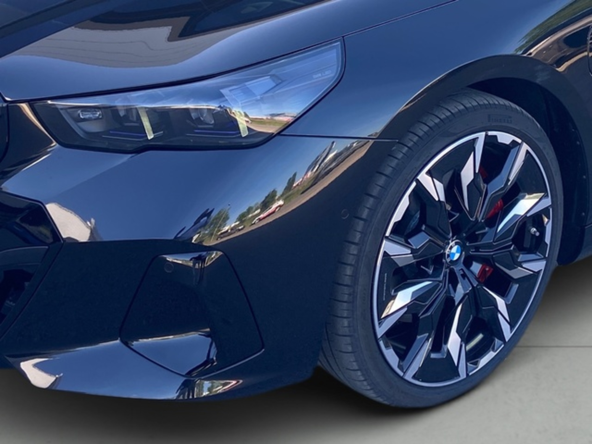 Renting BMW Serie 5 550e xDrive 360 kW (489 CV)