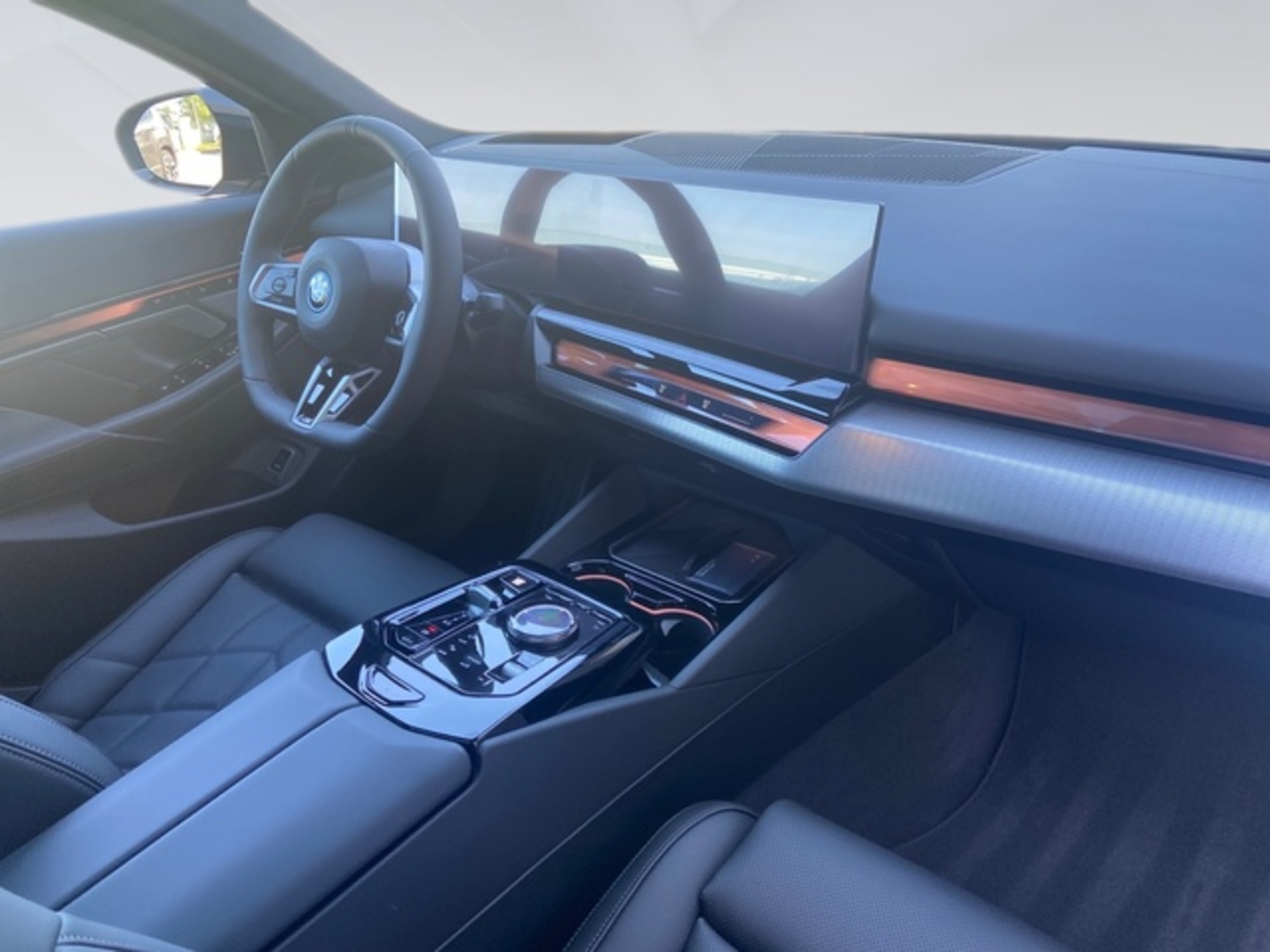 Renting BMW Serie 5 550e xDrive 360 kW (489 CV)