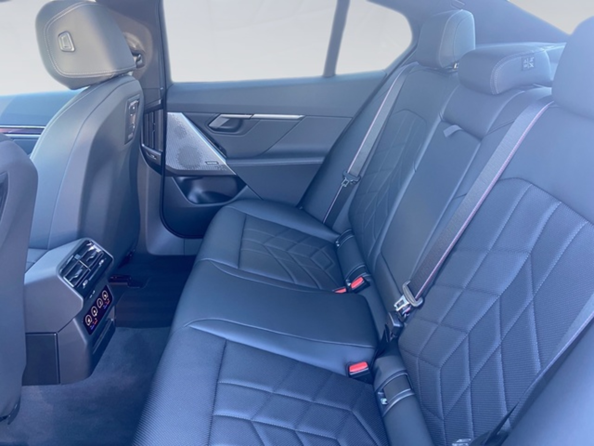 Renting BMW Serie 5 550e xDrive 360 kW (489 CV)