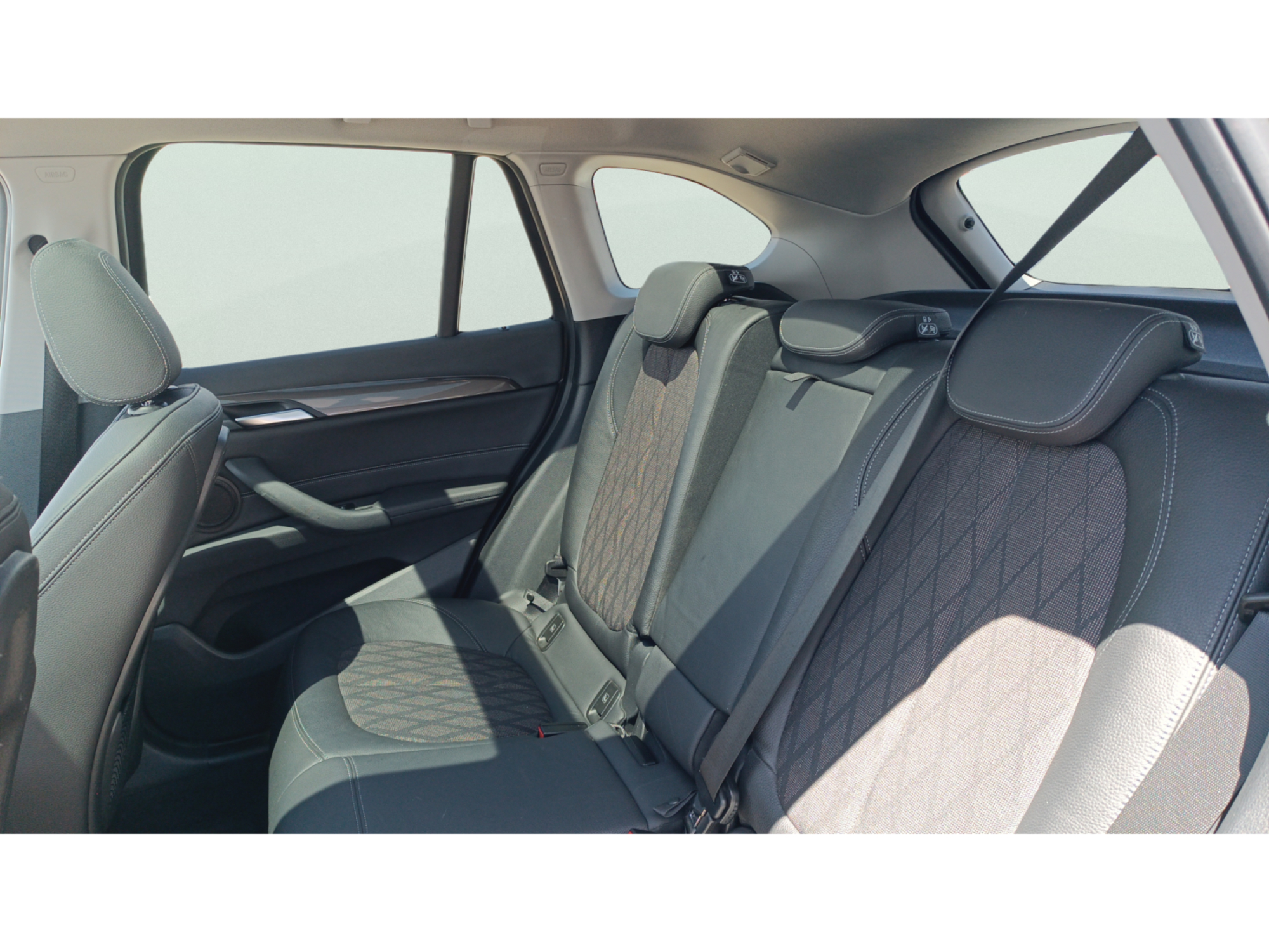 Renting BMW X1 xDrive25e 162 kW (220 CV) 3 2