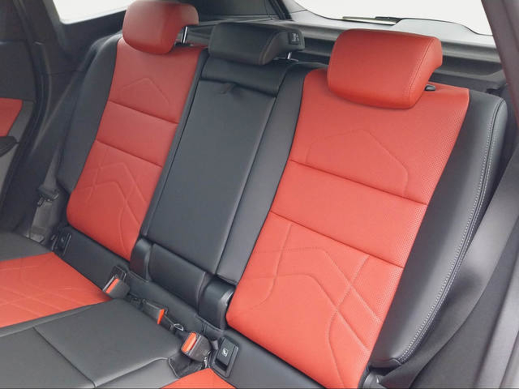 Renting BMW X1 xDrive25e 180 kW (245 CV) 10 9