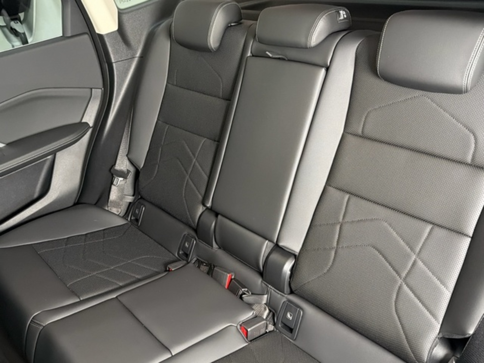 Renting BMW X1 xDrive25e 180 kW (245 CV) 4 8