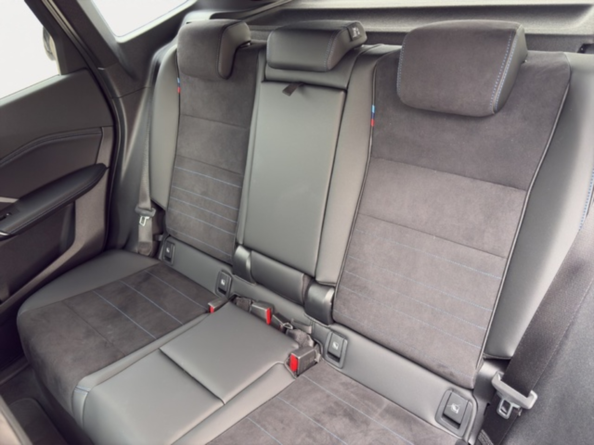 Renting BMW X1 xDrive25e 180 kW (245 CV) 4 11