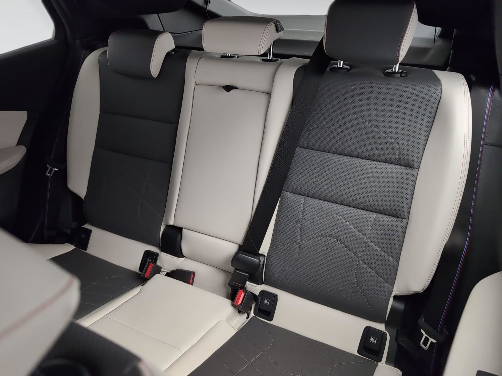 Renting BMW X2 sDrive20d 120 kW (163 CV) 7 5