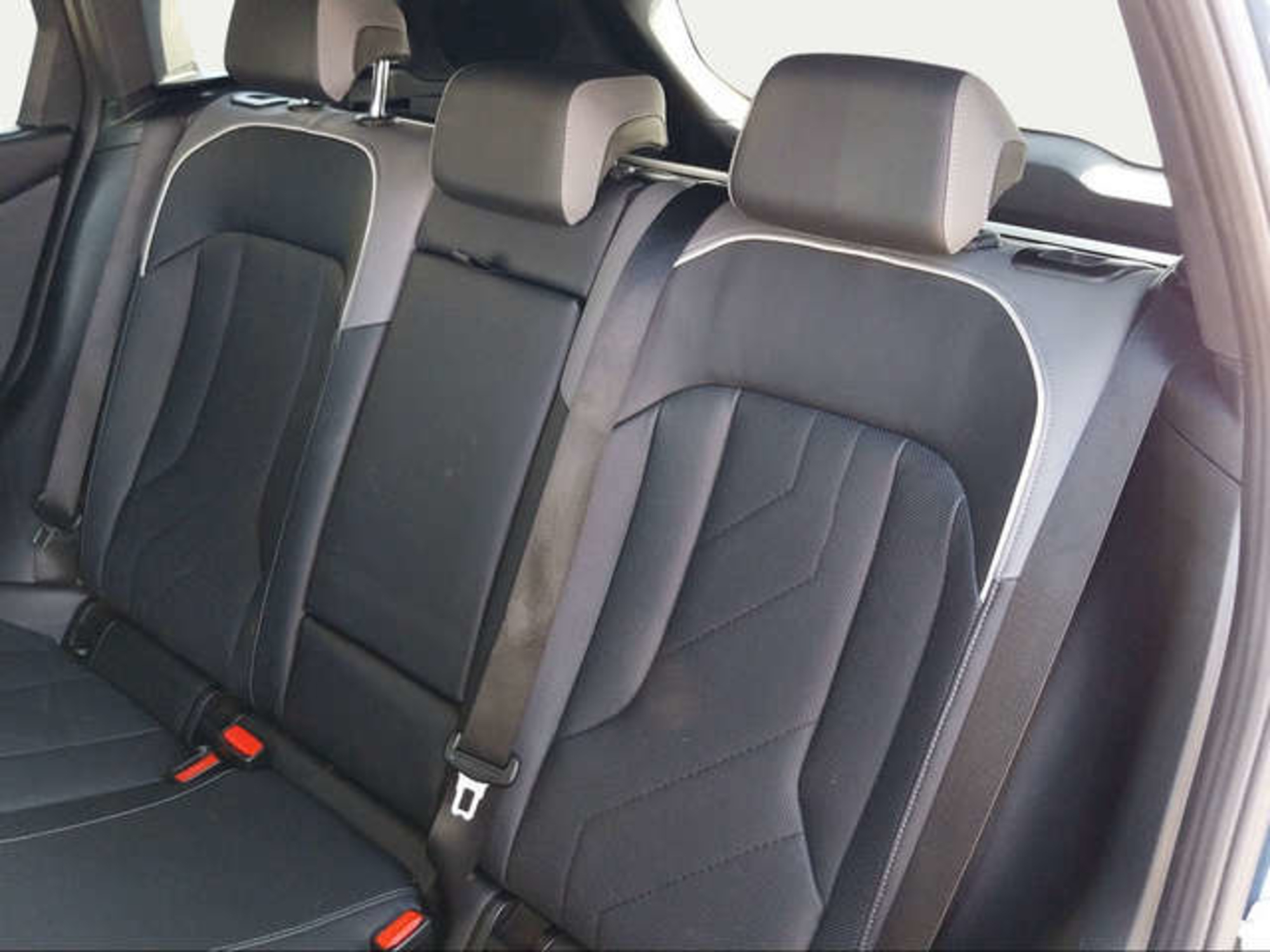 Renting BMW X3 xDrive20d 145 kW (197 CV) 18 12