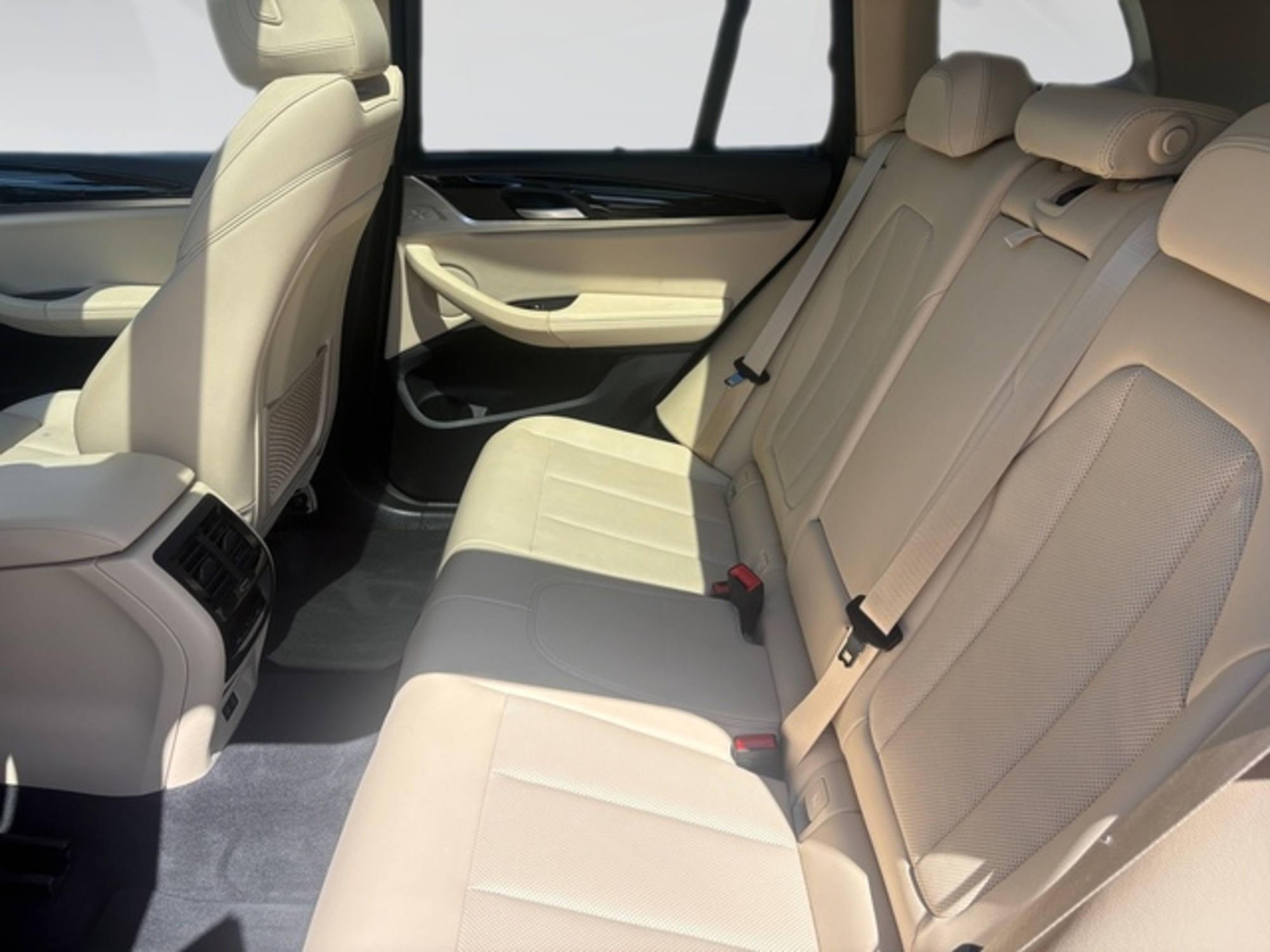 Renting BMW X3 xDrive20d xLine 140 kW (190 CV) 4 2