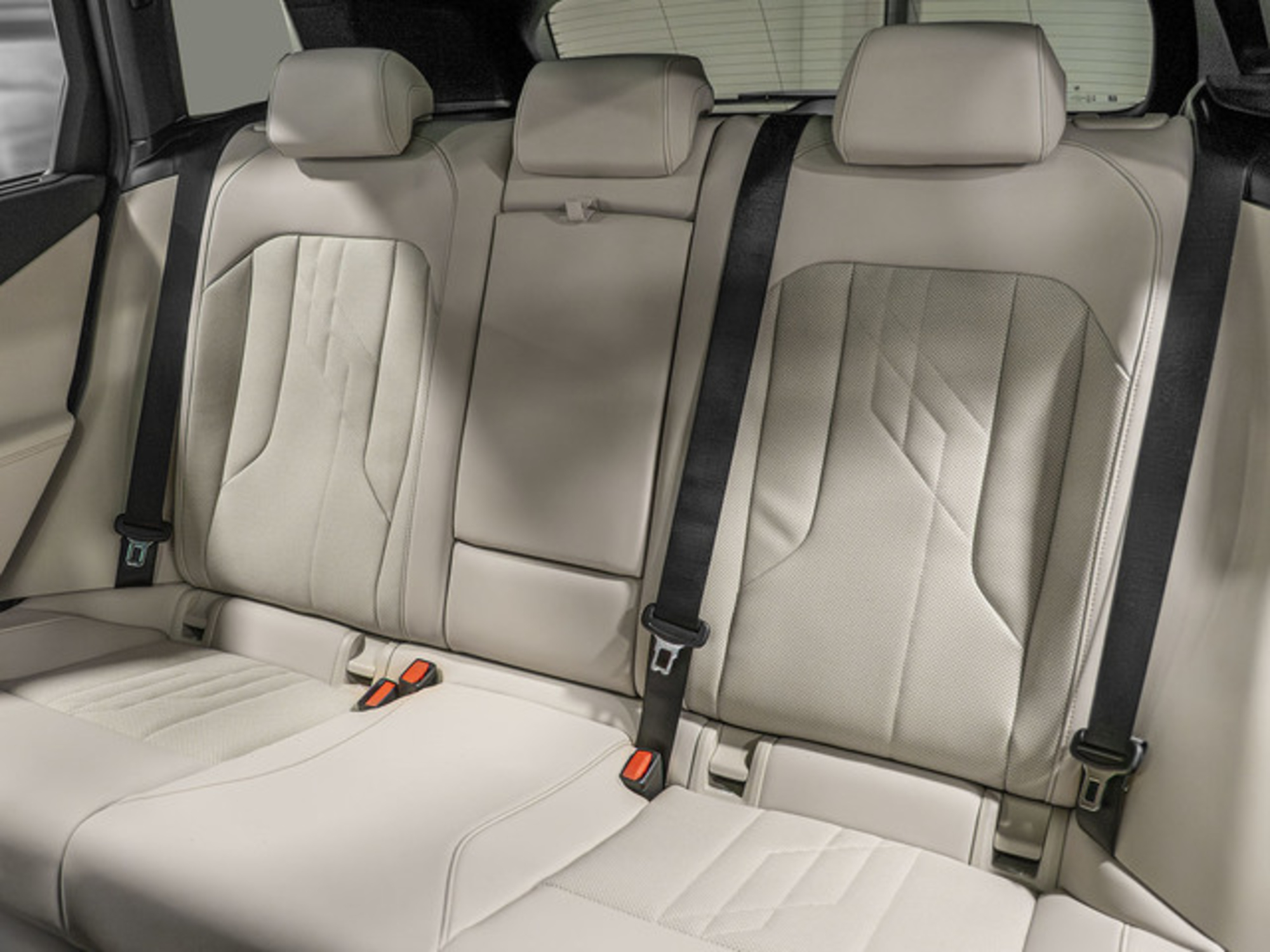 Renting BMW X3 xDrive30e 220 kW (299 CV) 12