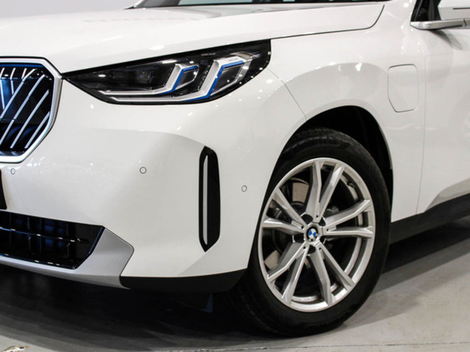 Renting BMW X3 xDrive30e 220 kW (299 CV) 4 8