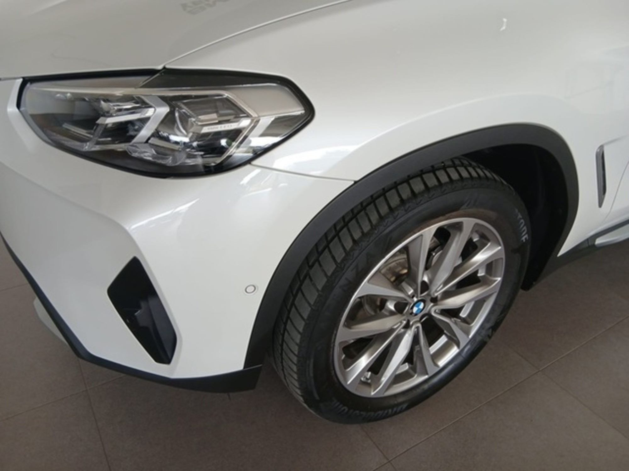 Renting BMW X4 xDrive20d xLine 140 kW (190 CV) 4
