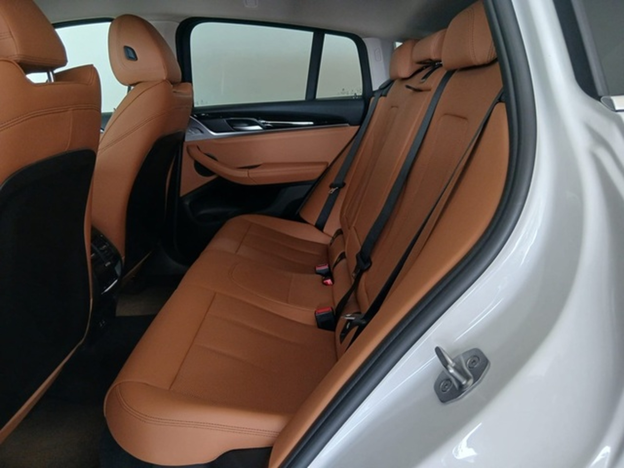 Renting BMW X4 xDrive20d xLine 140 kW (190 CV) 4