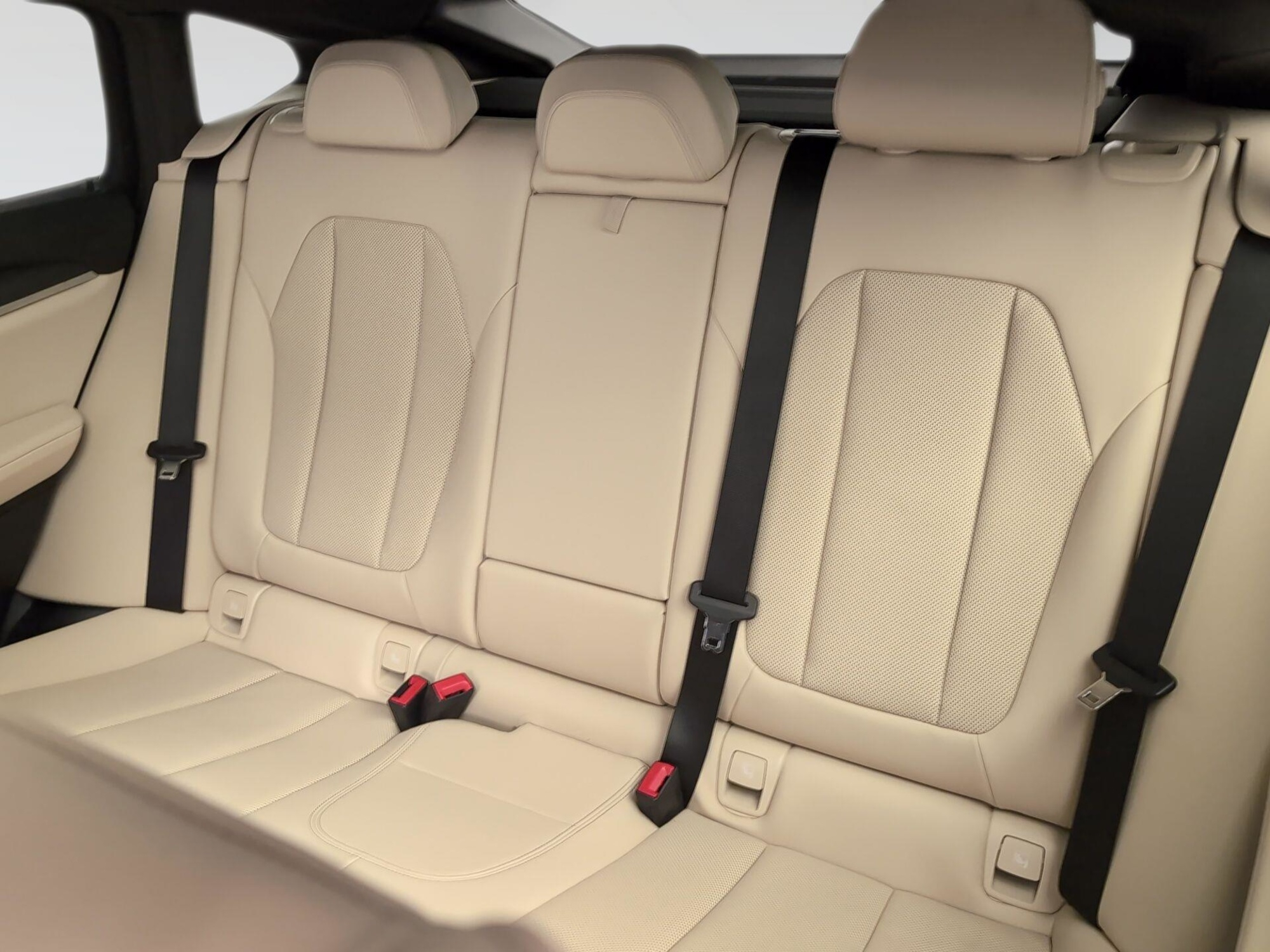 Renting BMW X4 xDrive20d xLine 140 kW (190 CV) 4 2