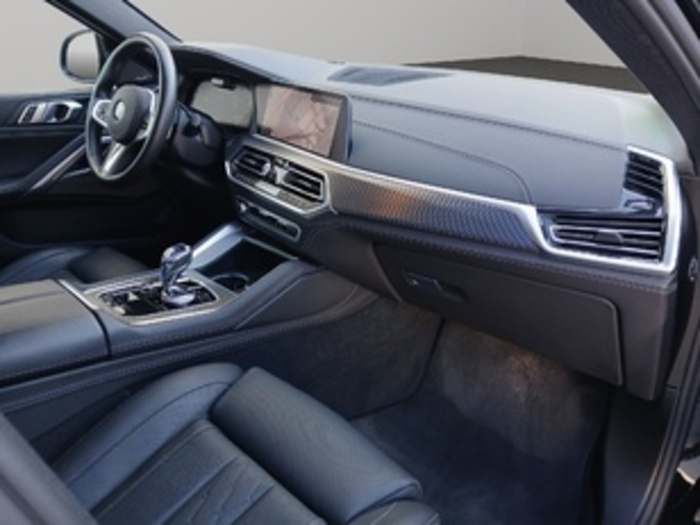 Renting BMW X6 M50i 390 kW (530 CV) 2