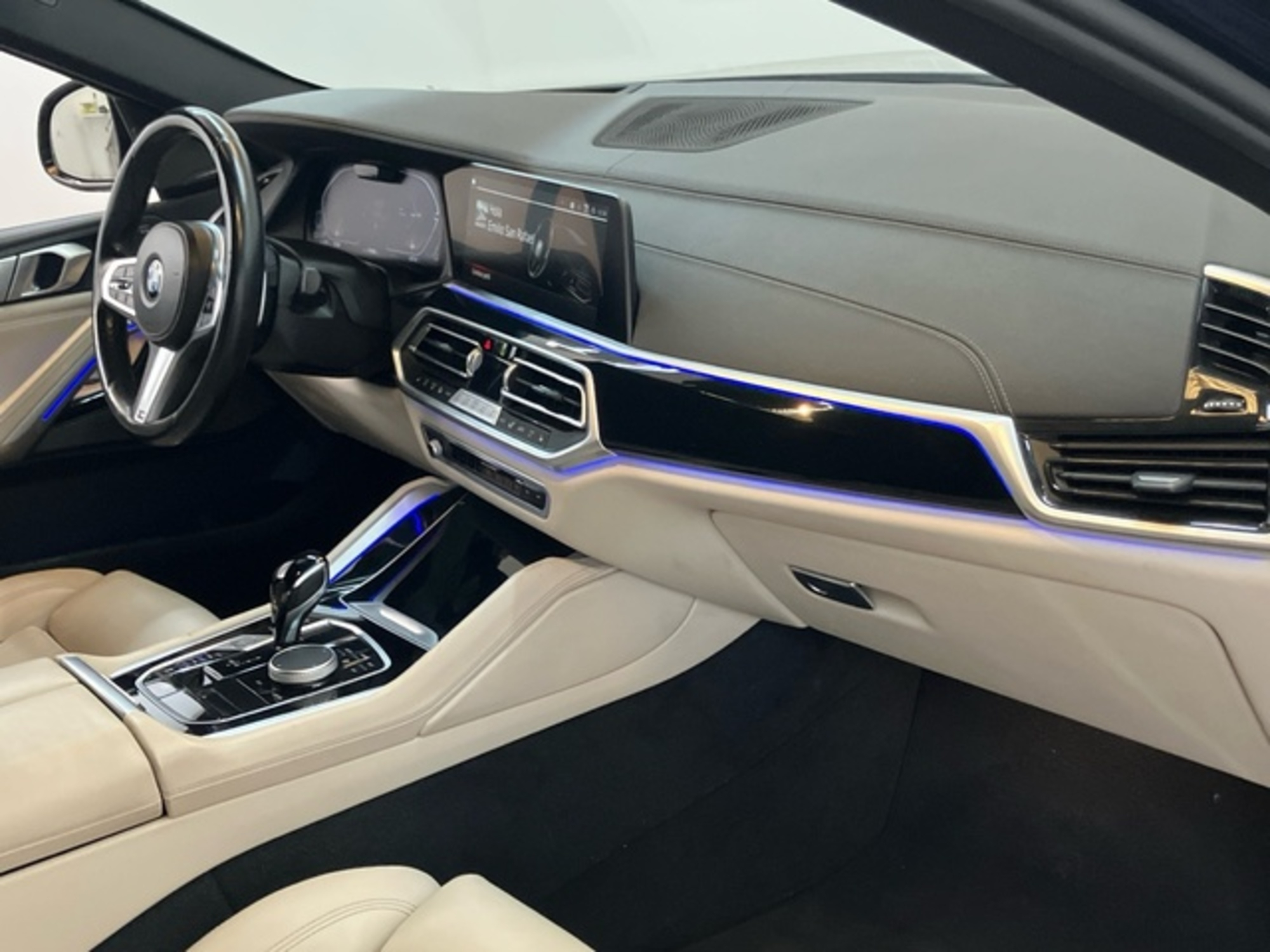 Renting BMW X6 xDrive30d 210 kW (286 CV) 2