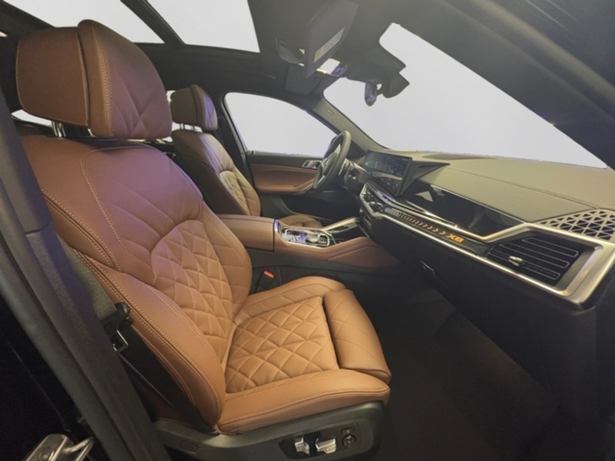 Renting BMW X6 xDrive30d M Sport 210 kW (286 CV) 7