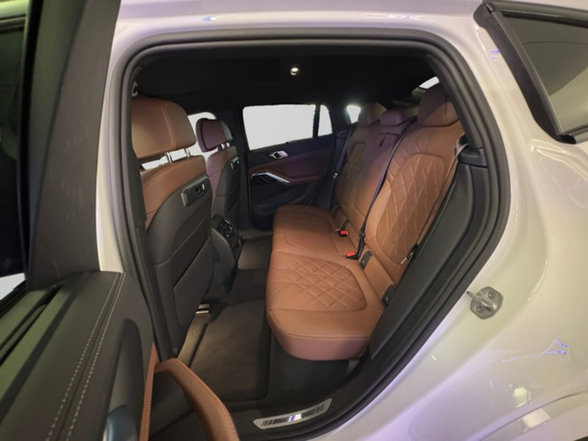 Renting BMW X6 xDrive30d M Sport 210 kW (286 CV) 7 1