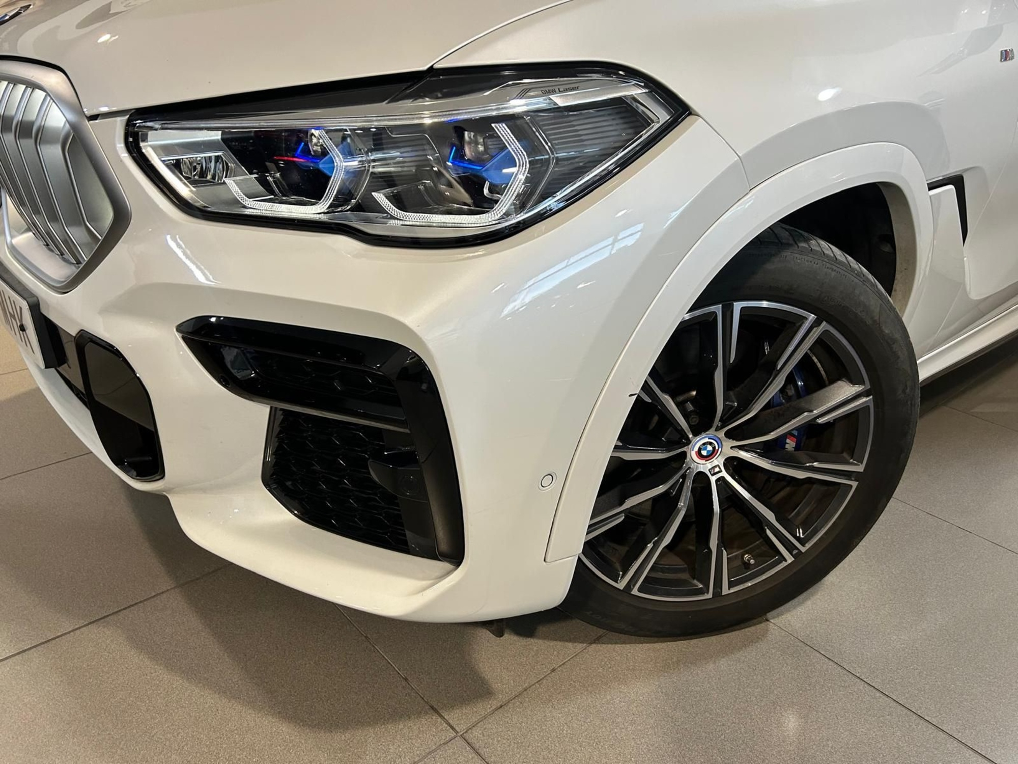 Renting BMW X6 xDrive40d 250 kW (340 CV) 1