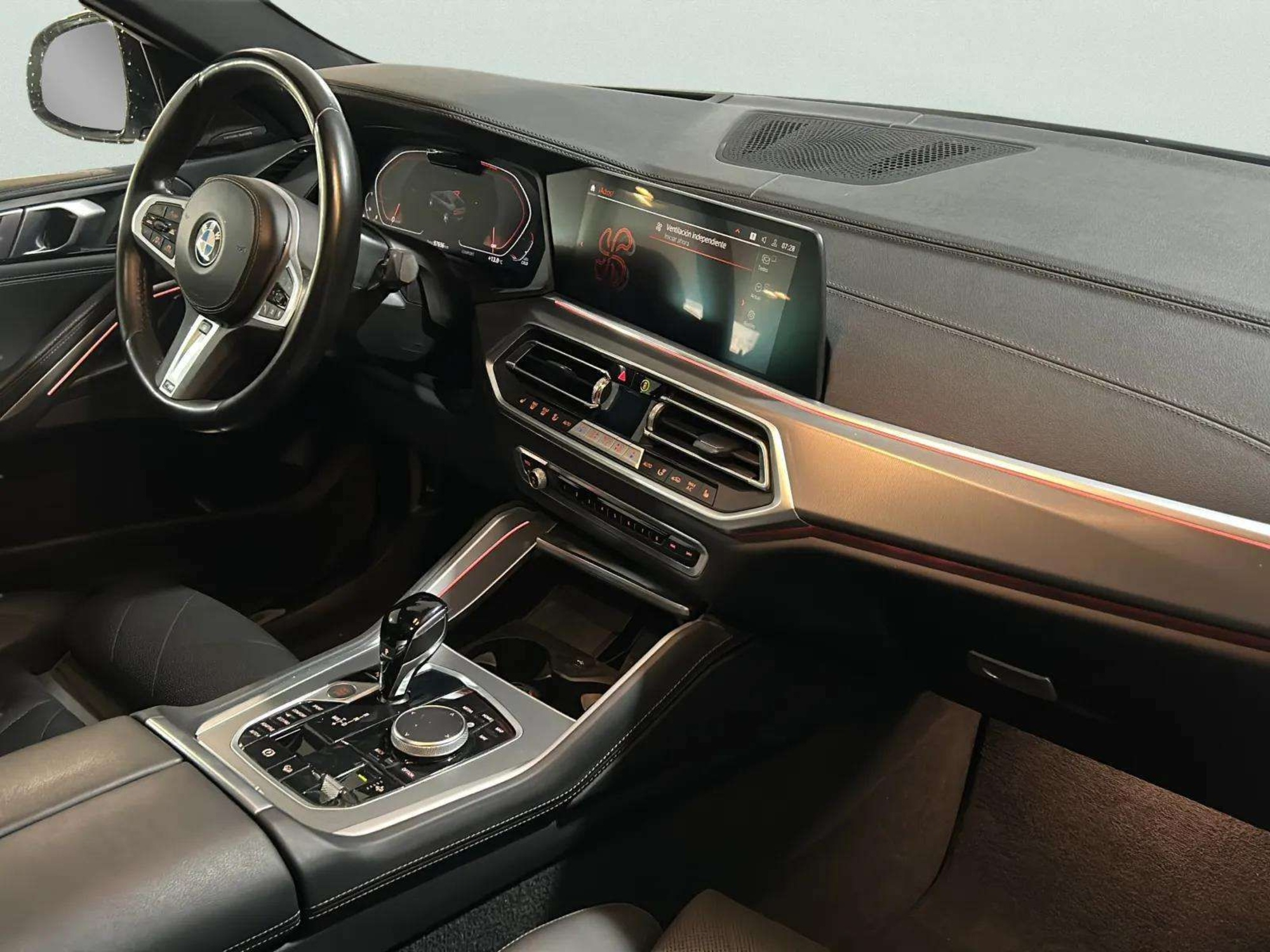 Renting BMW X6 xDrive40d 250 kW (340 CV) 1
