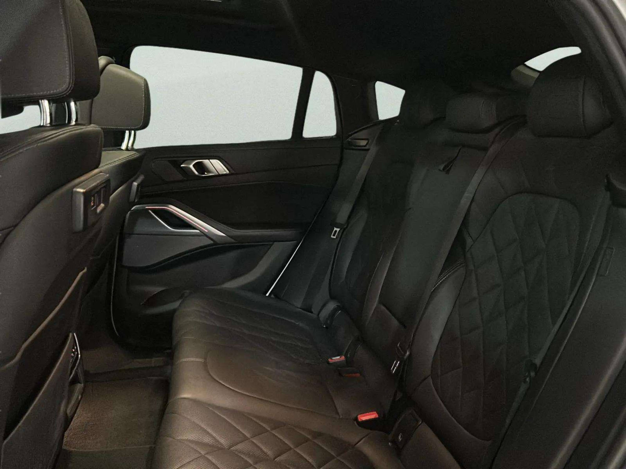 Renting BMW X6 xDrive40d 250 kW (340 CV) 1