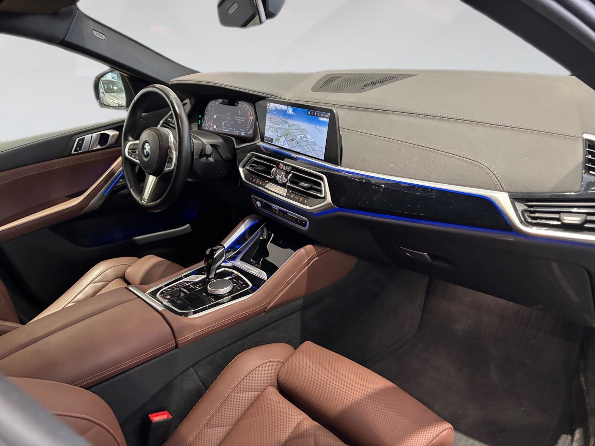 Renting BMW X6 xDrive40i 250 kW (340 CV)