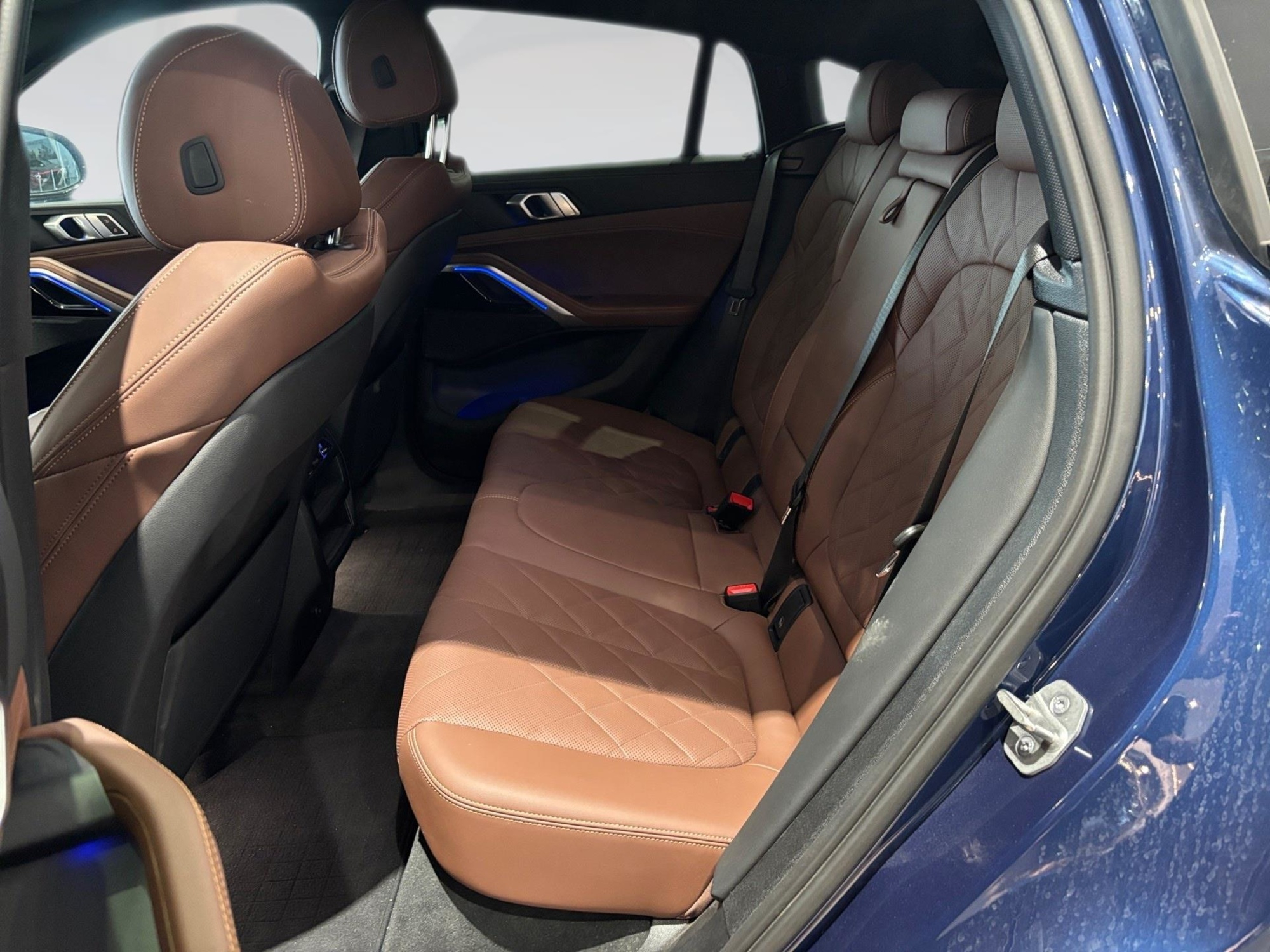 Renting BMW X6 xDrive40i 250 kW (340 CV)