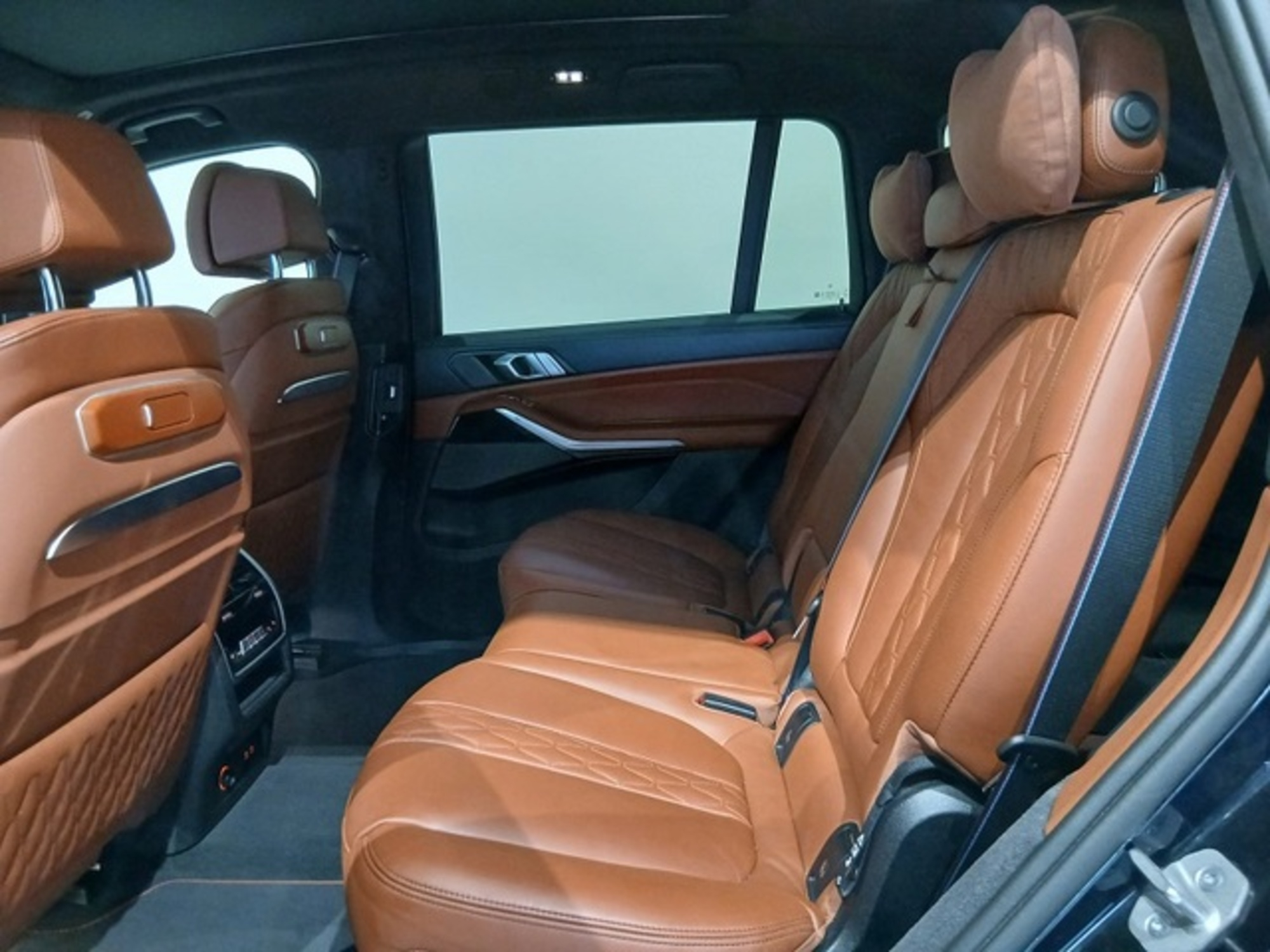 Renting BMW X7 xDrive40d 259 kW (352 CV) 13