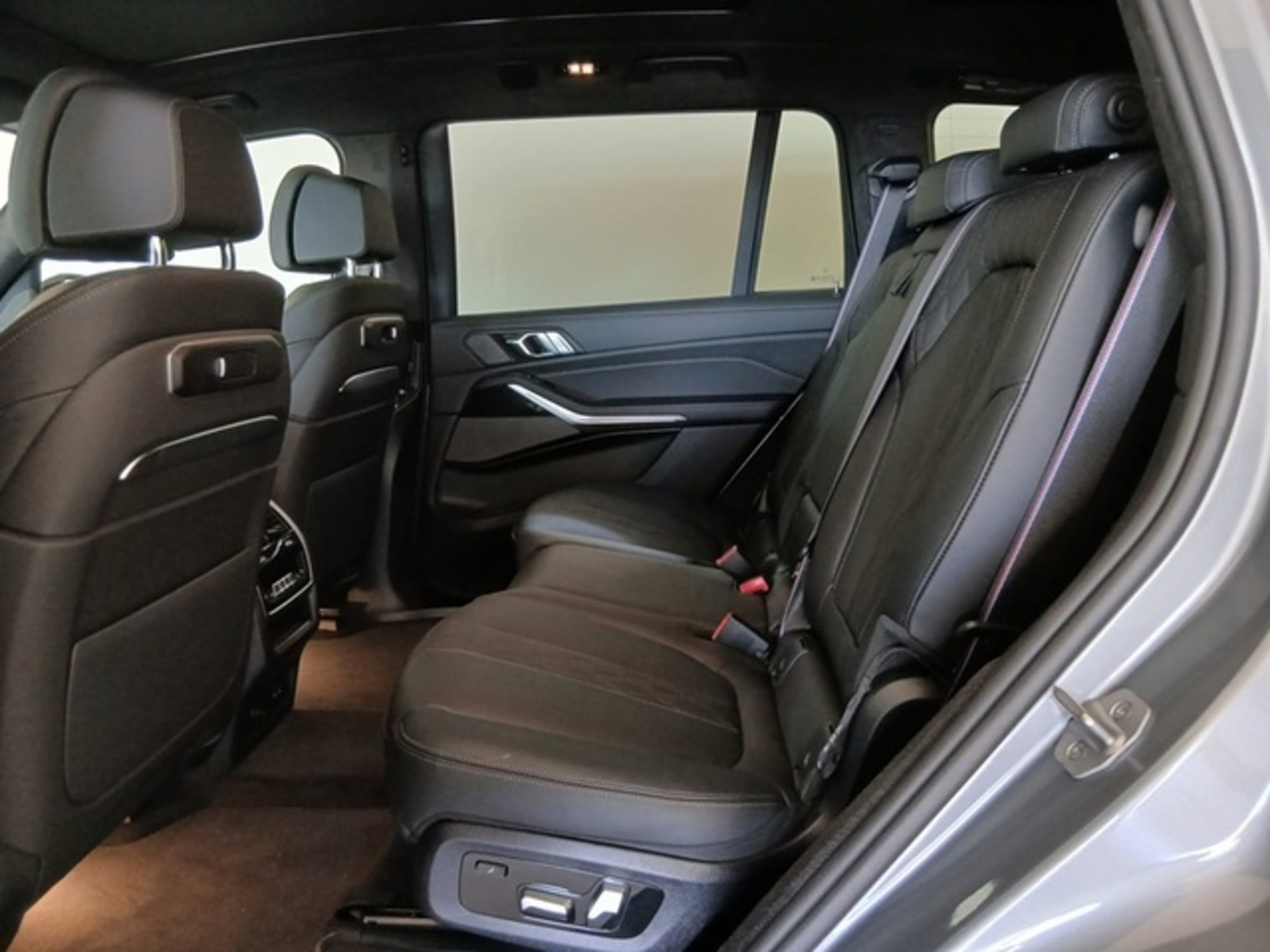 Renting BMW X7 xDrive40d 259 kW (352 CV) 7