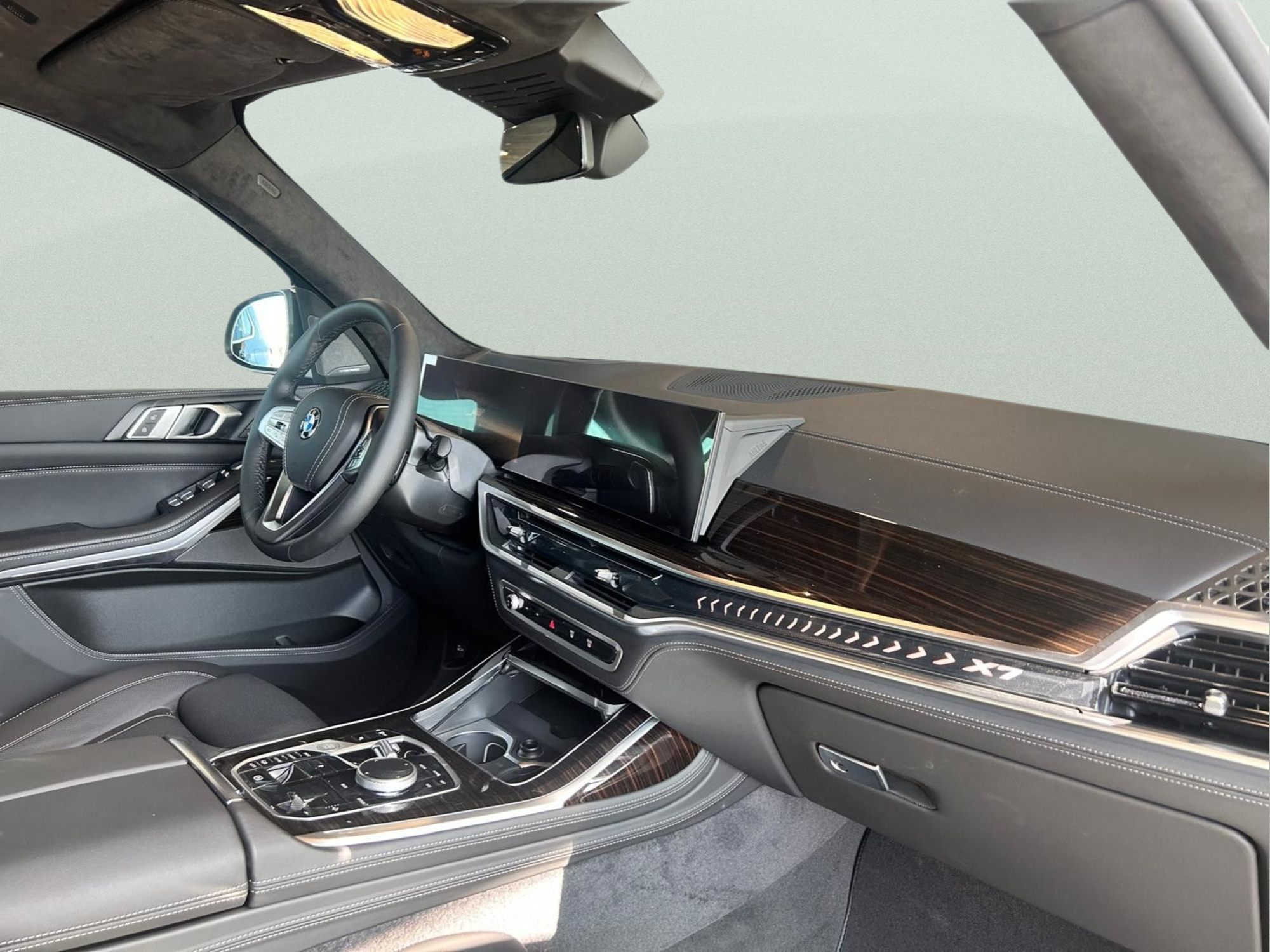 Renting BMW X7 xDrive40i 280 kW (381 CV)