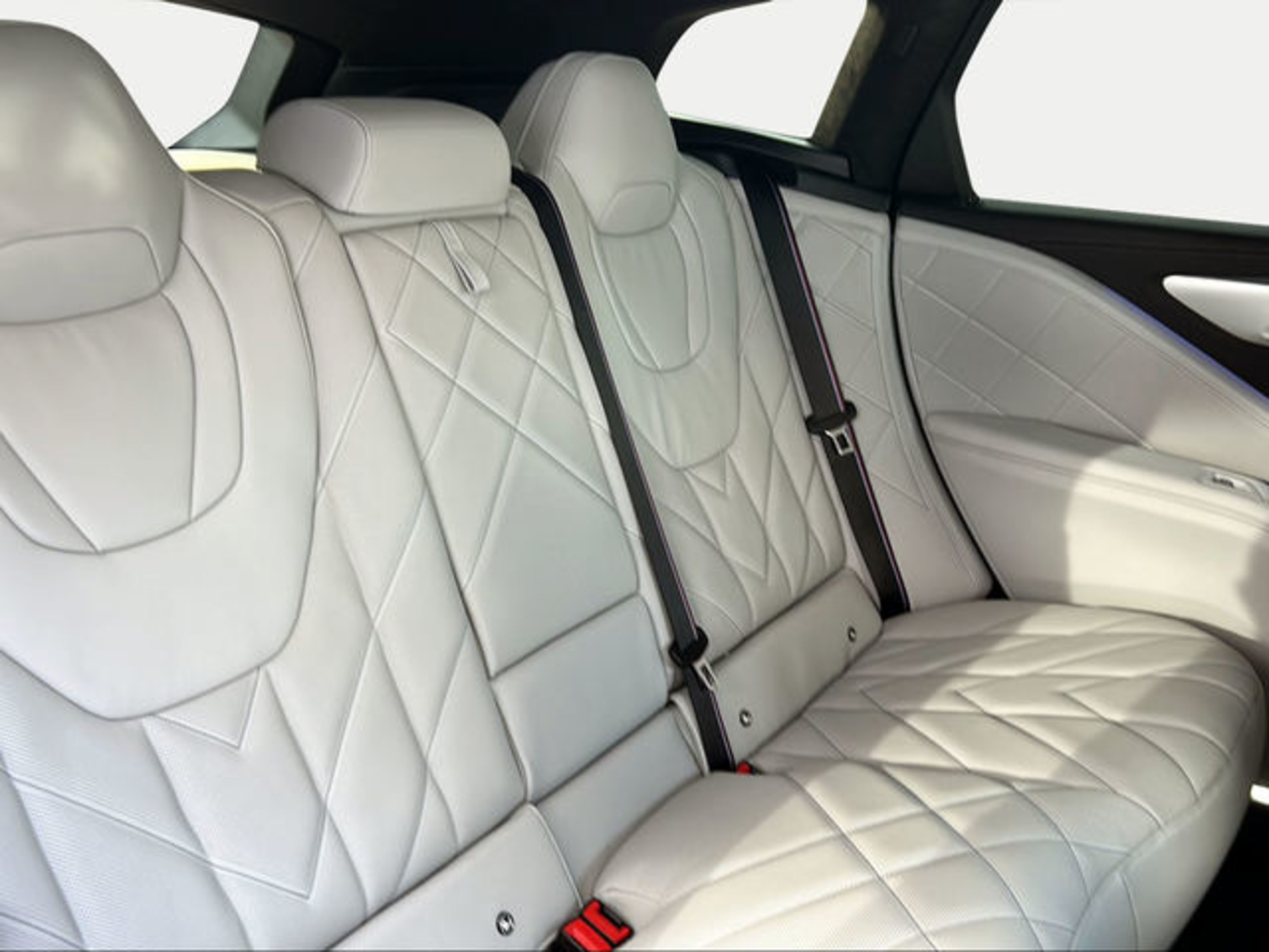 Renting BMW XM 50e 350 kW (476 CV) 2 1