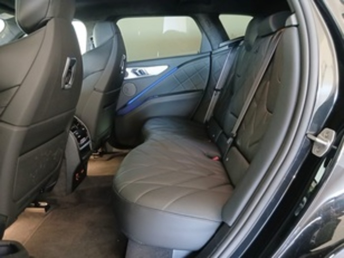 Renting BMW XM 50e 350 kW (476 CV) 4
