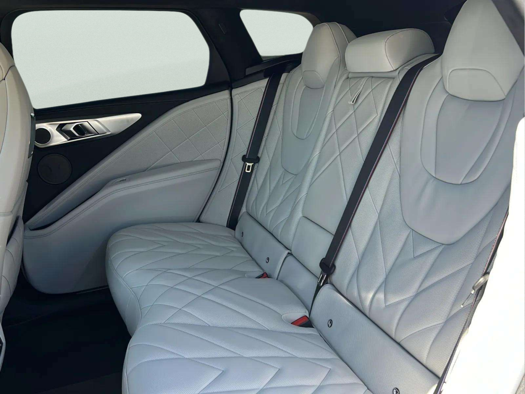 Renting BMW XM 50e 350 kW (476 CV) 4 1