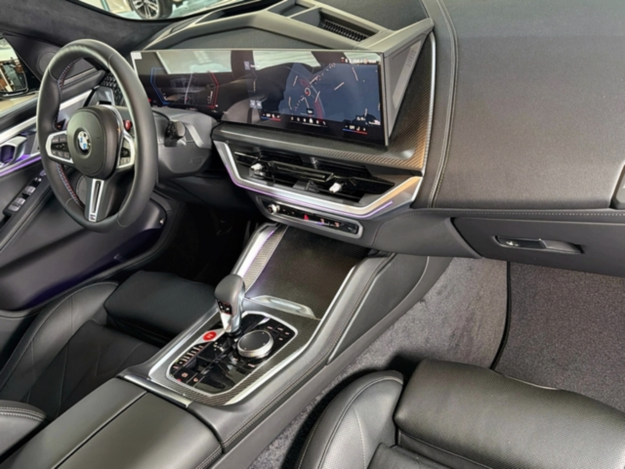 Renting BMW XM 50e 350 kW (476 CV) 6