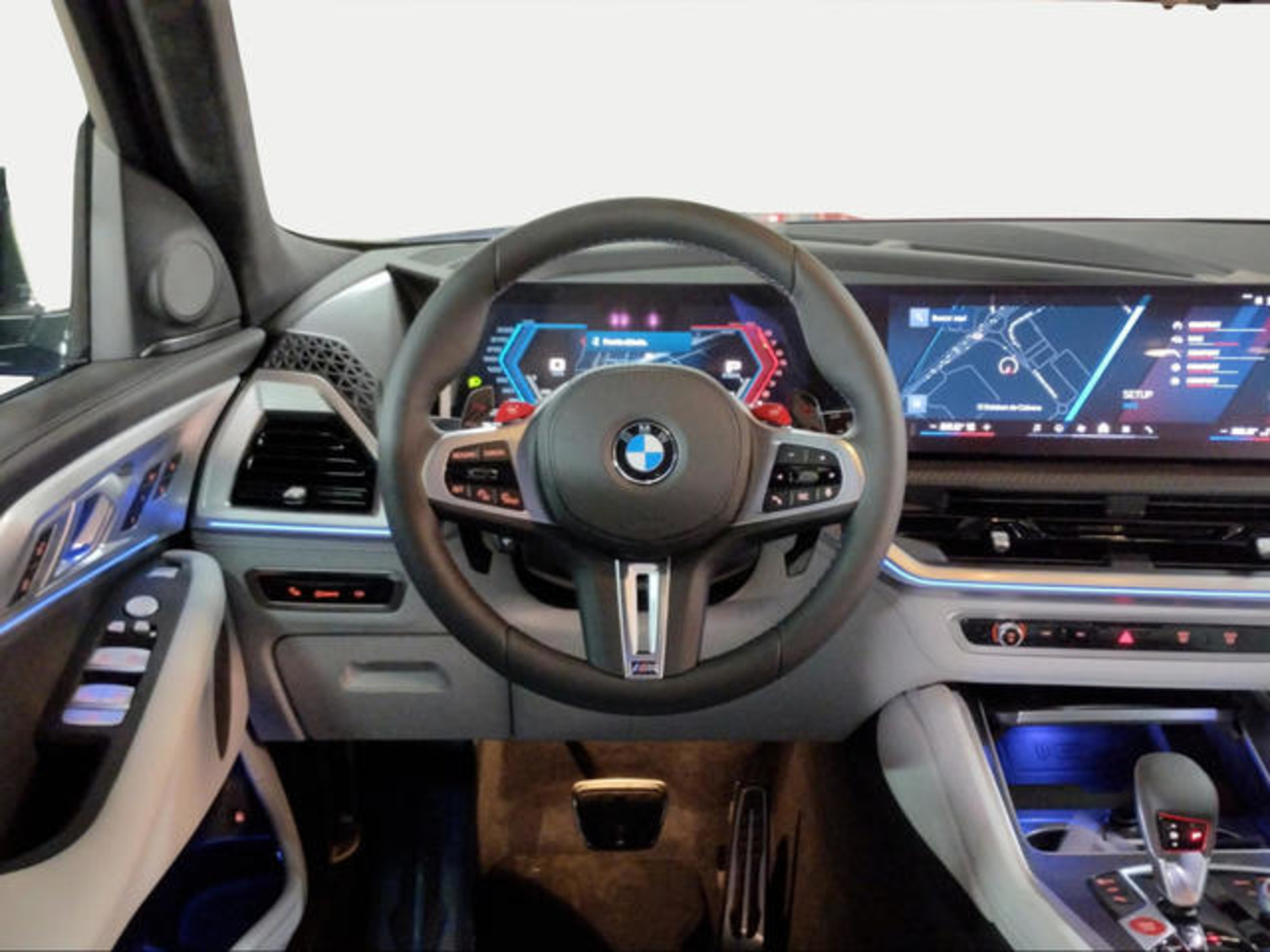 Renting BMW XM 50e 350 kW (476 CV) 7 2