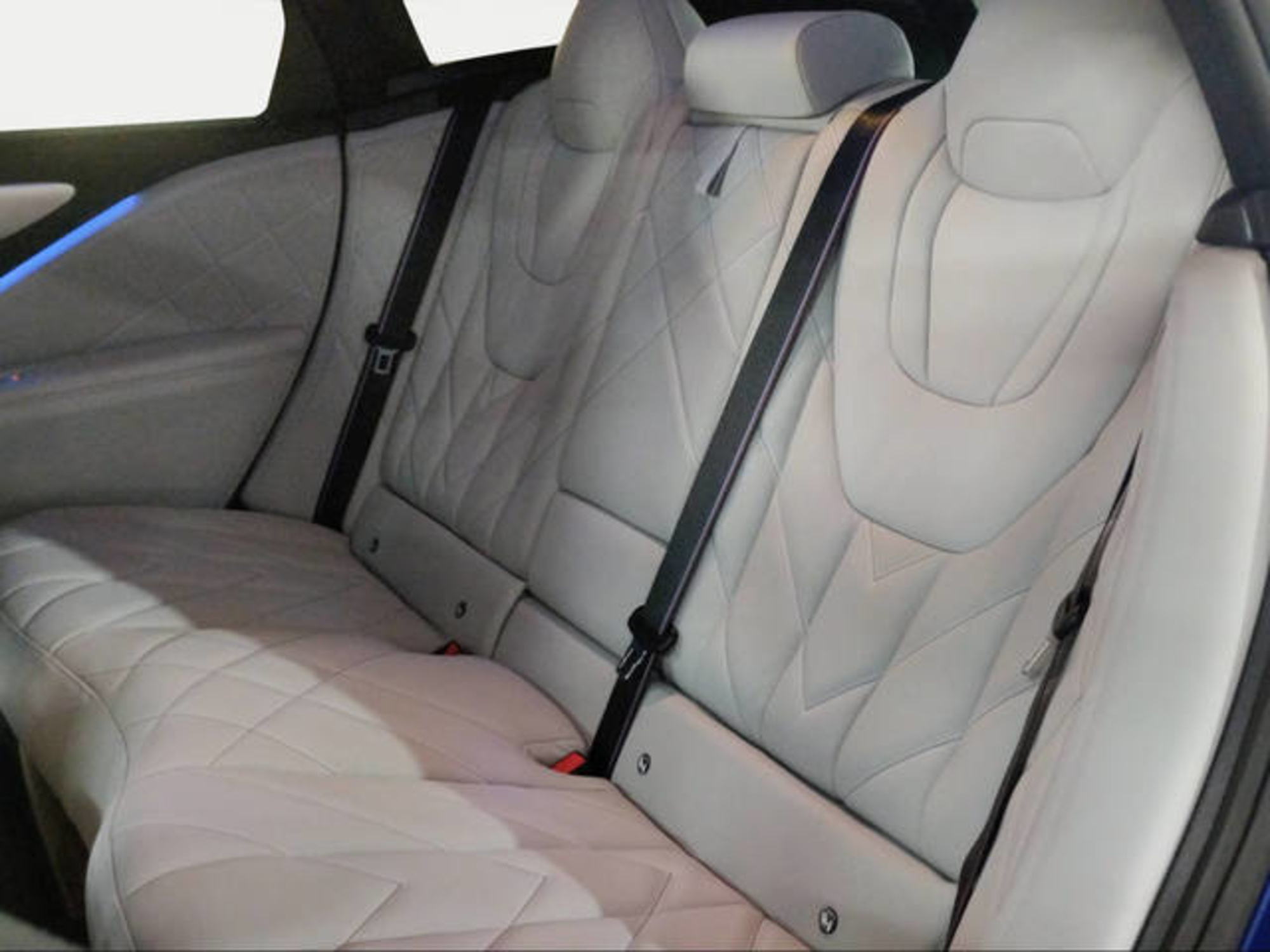 Renting BMW XM 50e 350 kW (476 CV) 7 2